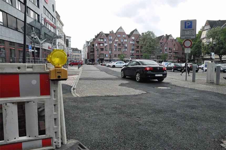 Altstadtmarkt: Politik kritisiert Stadt nach Baustopp Die Kanalbauarbeiten an der Ostseite des Altstadtmarkts in Castrop sind abgeschlossen.