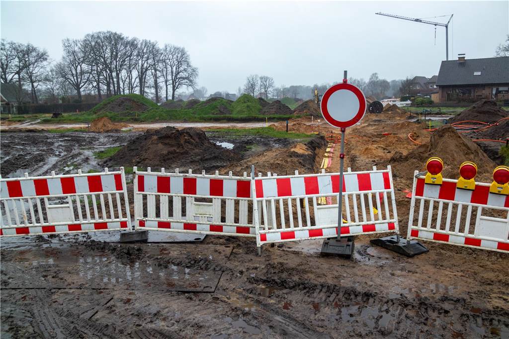 Endspurt an der Pirolstraße: „Häuslebauer“ können bald anfangen zu bauen Auf bebauter Erde stehen mehrere Absperrungen nebeneinander, dahinter häufen sich Erdhügel.