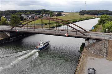 Die Kanalbrücke an der Gahmener Straße ist völlig marode. Es wird eine neue, längere Brücke gebaut.