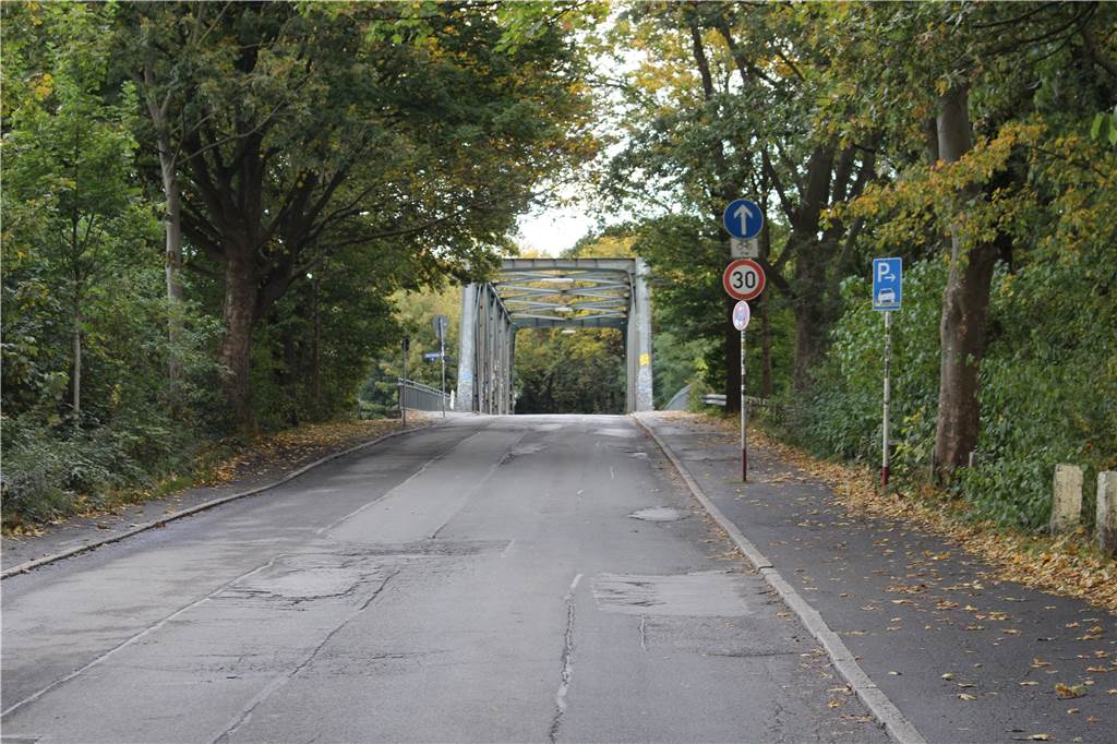 Nordspange, Emscherbrücke, OWIIIa: Antworten auf vier Fragen im Westen Die Kanalbrücke an der Weidenstraße ist offenbar zu eng, um Teil der sogenannten Nordspange zu werden.