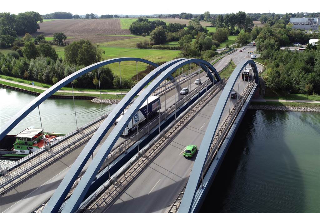 Was es heißt, Tag für Tag auf der B 54 in Lünen im Stau zu stehen Die Kanalbrücke Dortmunder Straße wurde bereits 2008 durch einen Neubau mit zwei Spuren für jede Fahrtrichtung ersetzt. Doch die beiden Spuren in Richtung Lüner City werden erst nach dem Ausbau der Dortmunder Straße freigegeben.