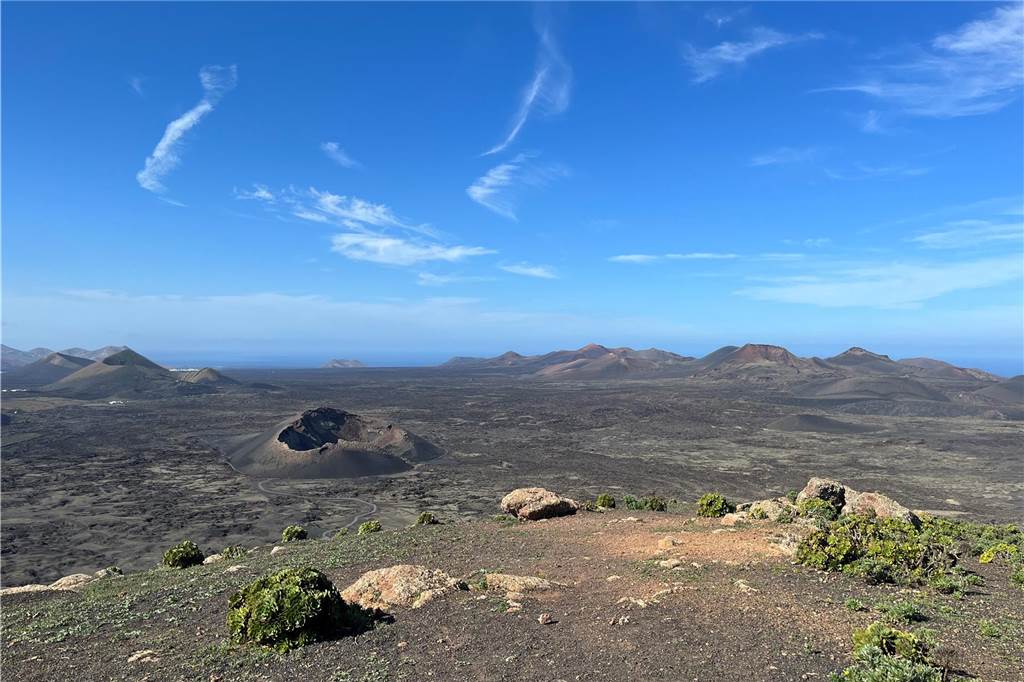 Die Kanaren-Insel Lanzarote ist geprägt vom Vulkanismus. Diesen Ausblick hat RN-Redakteurin Leonie Freynhofer bei einer Wanderung auf den Montana Negra.