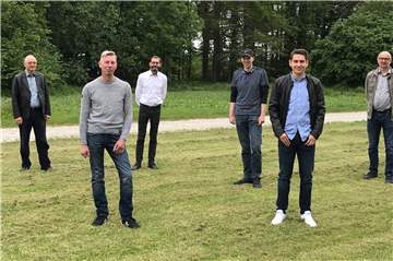 Die Kandidaten der FDP Ascheberg stellen sich zum Foto unter Corona-Bedingungen auf.