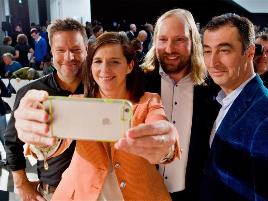 Kandidatenquartett der Grünen stellt sich den Mitgliedern Die Kandidaten für die Doppelspitze der Grünen: Robert Habeck, Katrin Göring-Eckardt, Anton Hofreiter und Cem Özdemir (v.l.). Foto: Julian Stratenschulte/Archiv