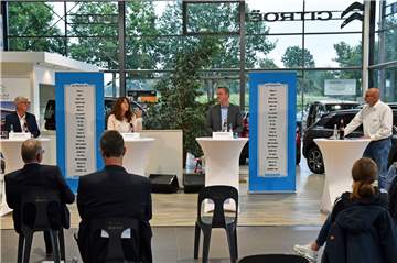 Die Kandidaten und die Kandidatin für das Bürgermeisteramt in Ahaus – v. l. Dietmar Eisele, Karola Voß und Michael Räckers – stellten sich am Donnerstag im Autoforum Bleker den Fragen von Christian Bödding von der Redaktion der Münsterland Zeitung.