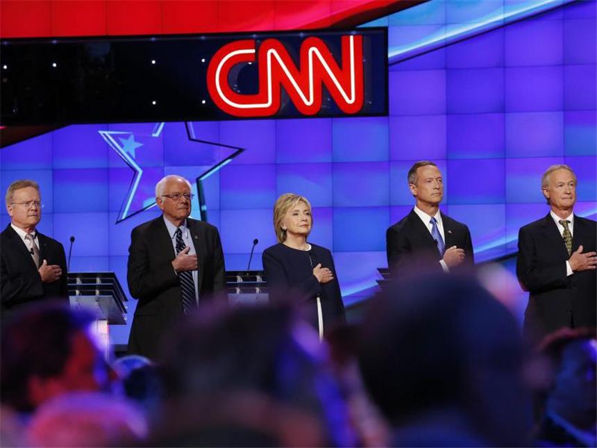 US-Demokraten in TV-Debatte auf Kuschelkurs Die Kandidaten (v.l.n.r.): Jim Webb, Bernie Sanders, Hillary Clinton, Martin O'Malley und Lincoln Chafee. Foto: Josh Haner/The New York Times