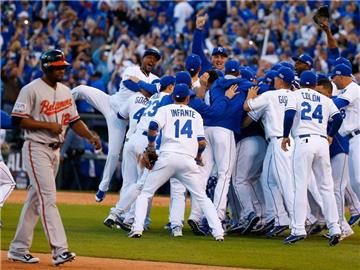 Die Kansas City Royals feiern ihren Sieg über die Baltimore Orioles. Foto: Larry W. Smith