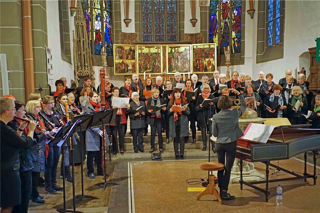 Die Kantorei der Stadtkirche St. Georg, hier bei einem Konzert zusammen mit dem Tibia-Ensemble, gestaltet den Kantatengottesdienst mit.