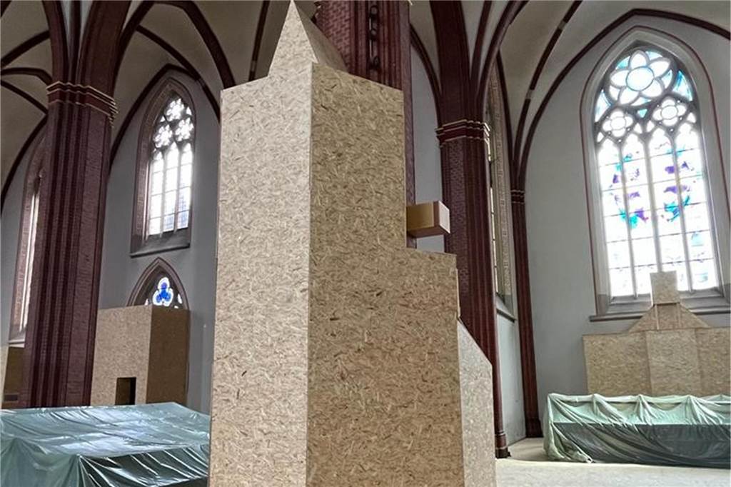 Die Kanzel der Sixtus-Kirche ist verpackt.
