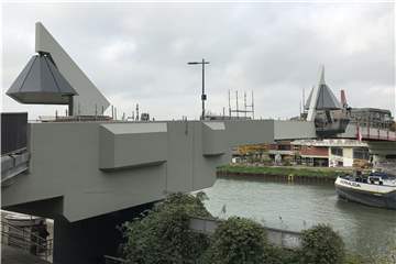 Die Kanzelhauben der Hochstadenbrücke sind nun grau statt rot.