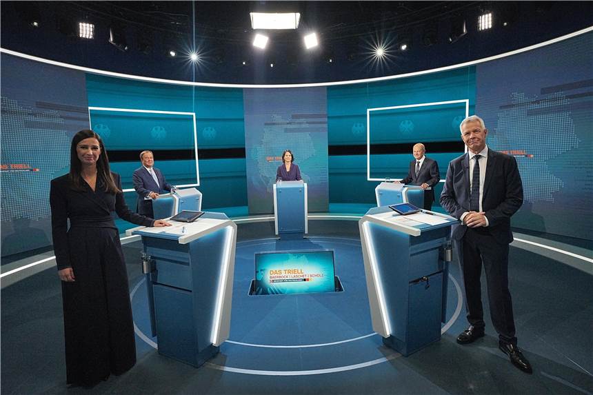Die Kanzlerkandidaten Armin Laschet (hinten l., CDU), Annalena Baerbock (Bündnis 90/Die Grünen) und Olaf Scholz (SPD) stehen vor der Sendung im Fernseh-Studio in Berlin-Adlershof. 