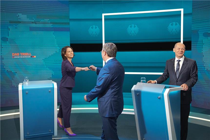 Schneller Überblick: Das TV-Triell mit Scholz, Laschet und Baerbock in kurzen Eindrücken Die Kanzlerkandidaten Armin Laschet (M CDU), Annalena Baerbock (l, Bündnis 90/Die Grünen) und Olaf Scholz (SPD) begrüßen sich vor der Sendung im Fernseh-Studio in Berlin-Adlershof.