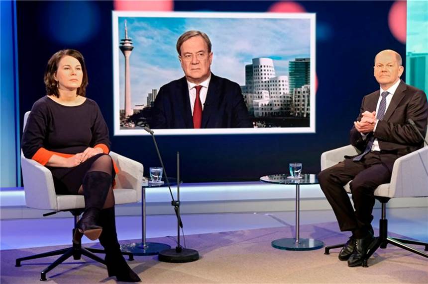 Die Kanzlerkandidaten von Union und SPD, Armin Laschet und Olaf Scholz neben der Mitbewerberin von den Grünen Annalena Baerbock. Foto: Oliver Ziebe/WDR/dpa