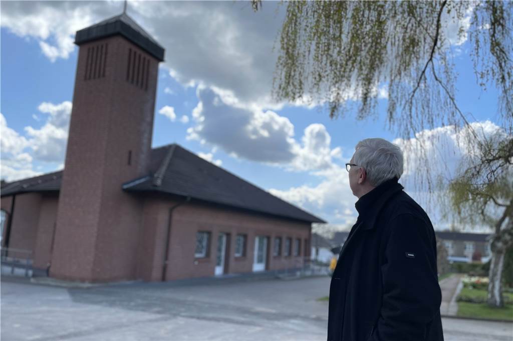 Kirche soll abgerissen werden: Platz für Neues mitten im Wohngebiet Die Kapelle auf dem Friedhof auf Schwerin wird zur neuen Pfarrkirche von St. Franziskus. Für Hans-Theo Müller (Kirchenvorstand) wird das die vierte Kirche sein.