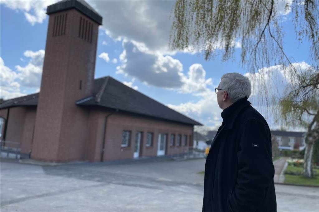 Raus aus der Franziskuskirche: Schweriner Gemeinde zieht im Winter um Die Kapelle auf dem Friedhof auf Schwerin wird zur neuen Pfarrkirche von St. Franziskus. Für Hans-Theo Müller (Kirchenvorstand) wird das die vierte Kirche sein.