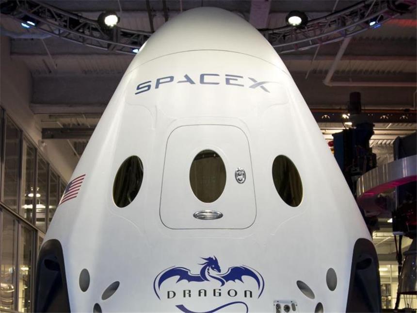 Nasa vergibt Milliarden-Aufträge an drei Firmen Die Kapsel des Raumtransporters Dragon V2 gehört dem privaten Raumfahrtunternehmen SpaceX. Die Nasa hat milliardenschwere Versorgungsflüge zur Internationalen Raumstation ISS an drei private Unternehmen vergeben. Foto: SpaceX/dpa/Archiv