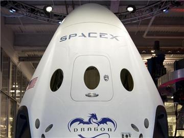 Die Kapsel des Raumtransporters Dragon V2 gehört dem privaten Raumfahrtunternehmen SpaceX. Die Nasa hat milliardenschwere Versorgungsflüge zur Internationalen Raumstation ISS an drei private Unternehmen vergeben. Foto: SpaceX/dpa/Archiv