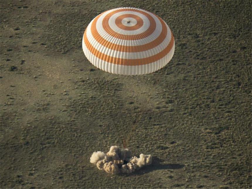 Drei ISS-Raumfahrer auf die Erde zurückgekehrt Die Kapsel schlägt in der Steppe von Kasachstan auf. Foto: Nasa/Bill Ingalls