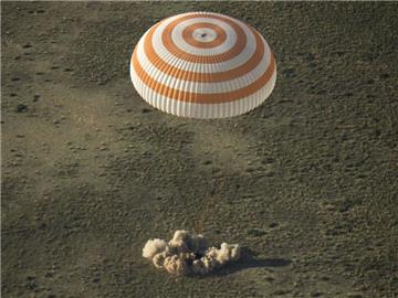 Die Kapsel schlägt in der Steppe von Kasachstan auf. Foto: Nasa/Bill Ingalls