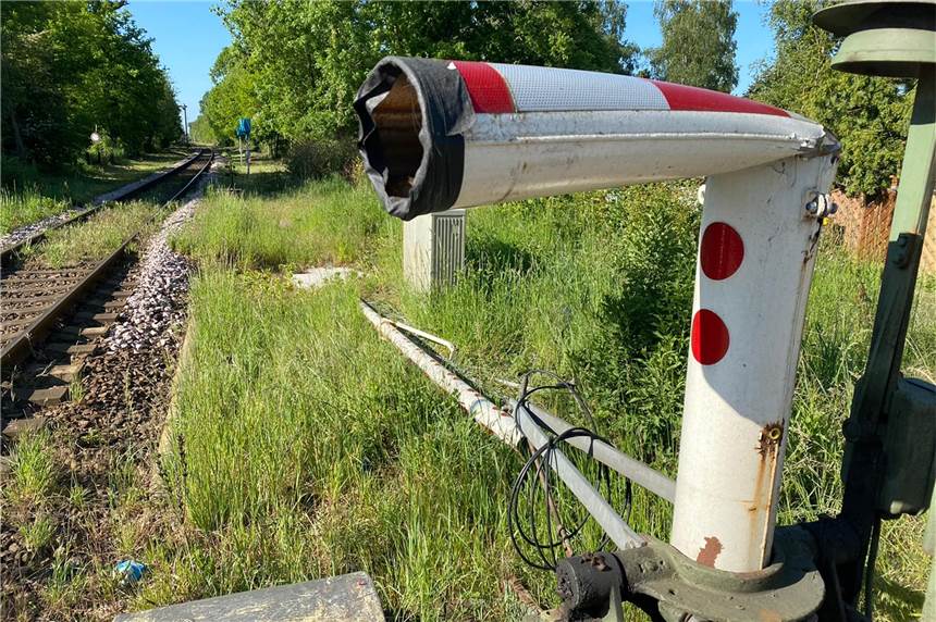 Nach Unfall: Am Bahnübergang in Wulfen zählt jetzt wieder Handarbeit Die kaputte Schranke am Bahnübergang in Wulfen hat Folgen.