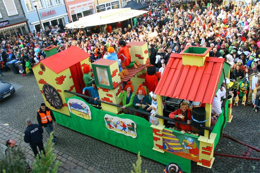 Die "Karnevalmuchels" hatten einen Wagen mit Wilhelm-Busch-Motiven gebaut.