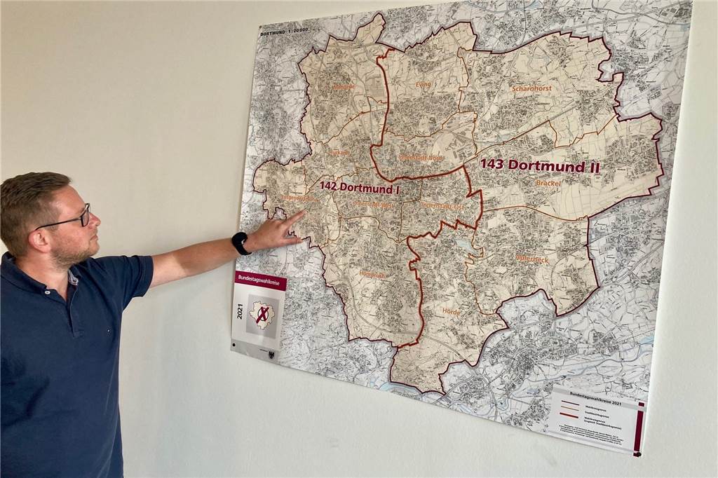 Wahltag steht kurz bevor: Antworten auf die wichtigsten Fragen in Dortmund Die Karte im städtischen Wahlbüro zeigt die Aufteilung des Dortmunder Stadtgebiets in die beiden Bundestags-Wahlkreise 142 und 143.