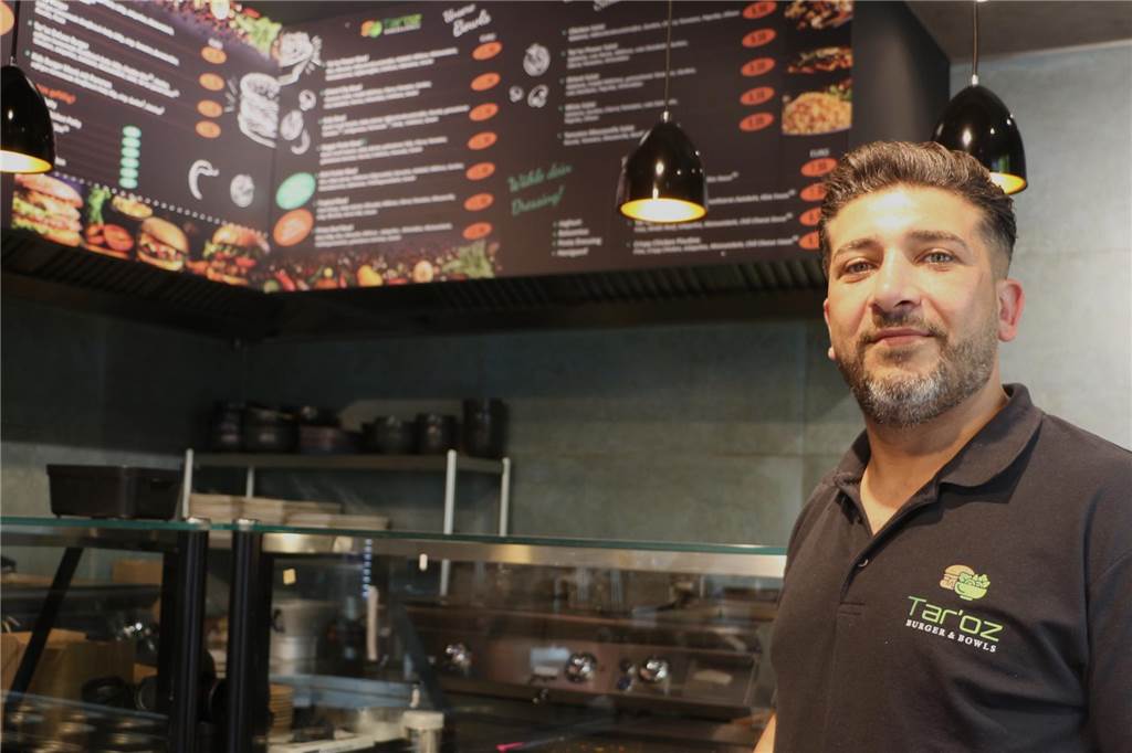 Tarik Öztürk vor der Theke