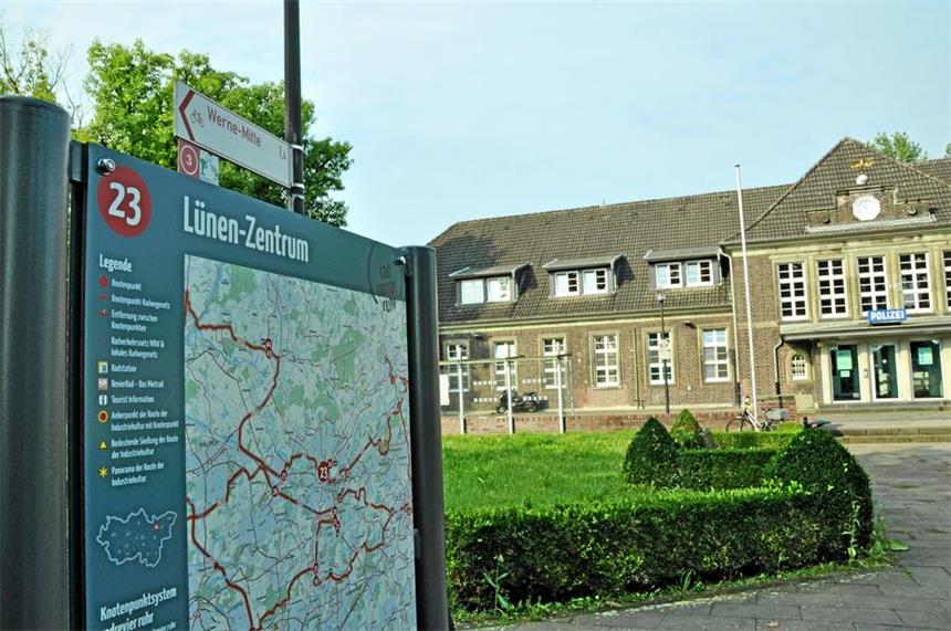 Tafel mit Stadtplan von Lünen in Werne aufgestellt Die Karte zeigt Lünen – zu sehen ist im Hintergrund allerdings der Bahnhof in Werne.