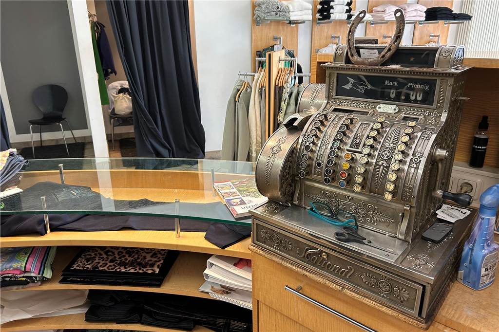 Mit 80 Jahren ist für „Frau Bini“ noch kein Ende in Sicht Hinter der Theke steht eine alte Kasse