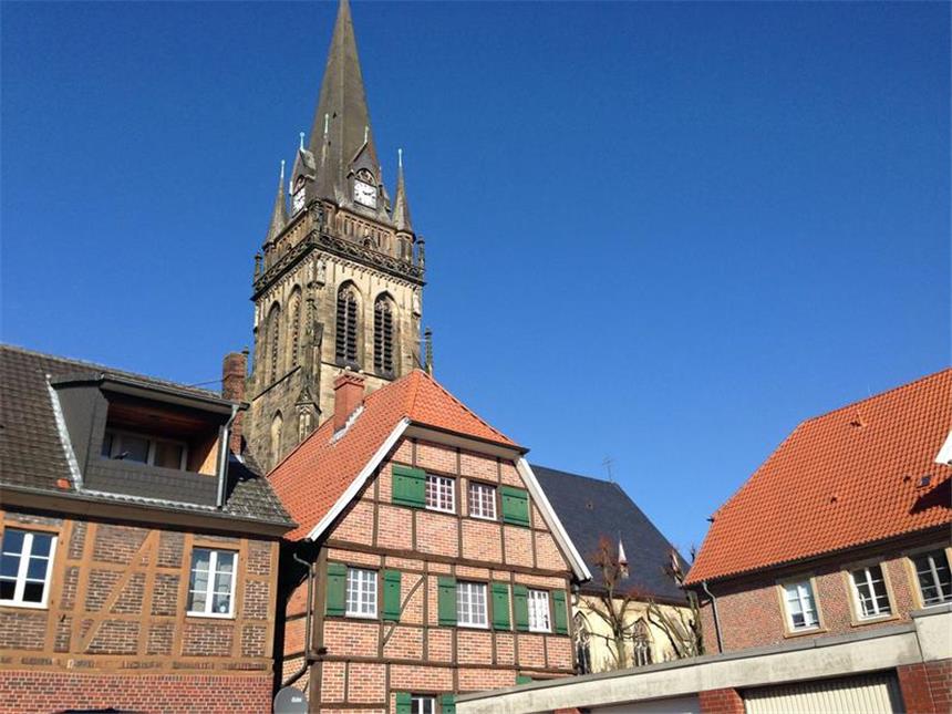 Gläubige, Taufen, Spenden: St. Lambertus in Zahlen Die katholische Kirche St. Lambertus in Ascheberg. Hier der Kirchturm hinten den Häuser am Lambertus-Kirchplatz.