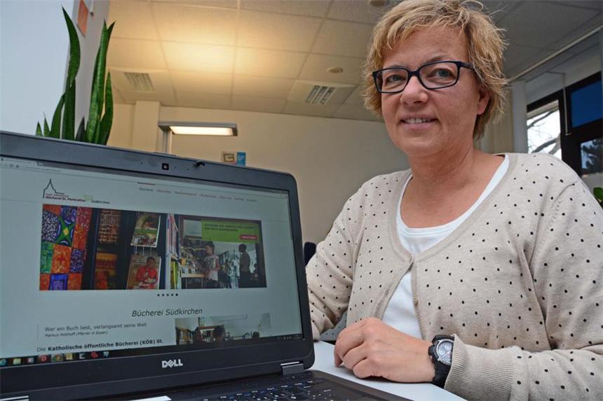 Bücherei hat Website, aber keinen Internet-Zugang Die Katholische öffentliche Bücherei in Südkirchen hat neuerdings eine Internetseite - hier stolz präsentiert von Leiterin Sabine Erdmann.
