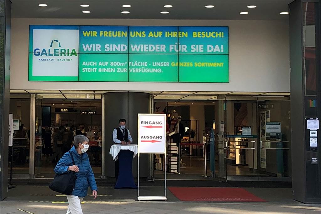 Komplizierte Systeme und Wartezeit in Dortmunds großen Läden Die Kaufhäuser Karstadt und Galeria durften am Montag das erste Mal nach Wochen wieder öffnen.