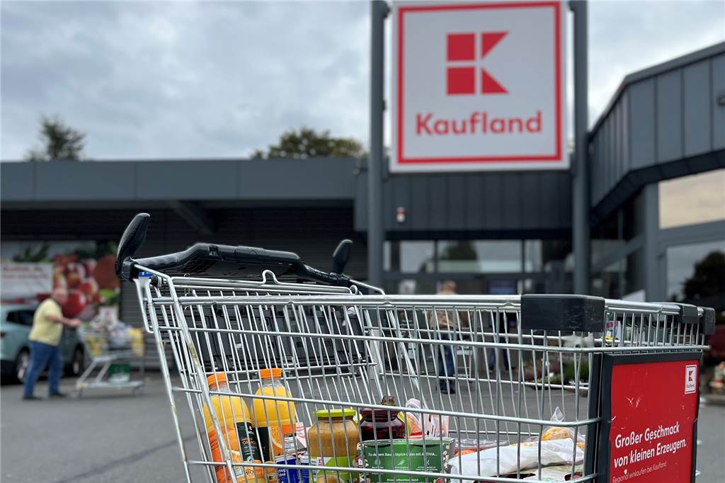 Aldi, Kaufland, Rewe und Edeka sparen Energie: Schließen jetzt alle früher? Ein Einkaufswagen steht vor der Kauflandfiliale in Schwerte. Dort bleiben die Öffnungszeiten weiter bestehen.