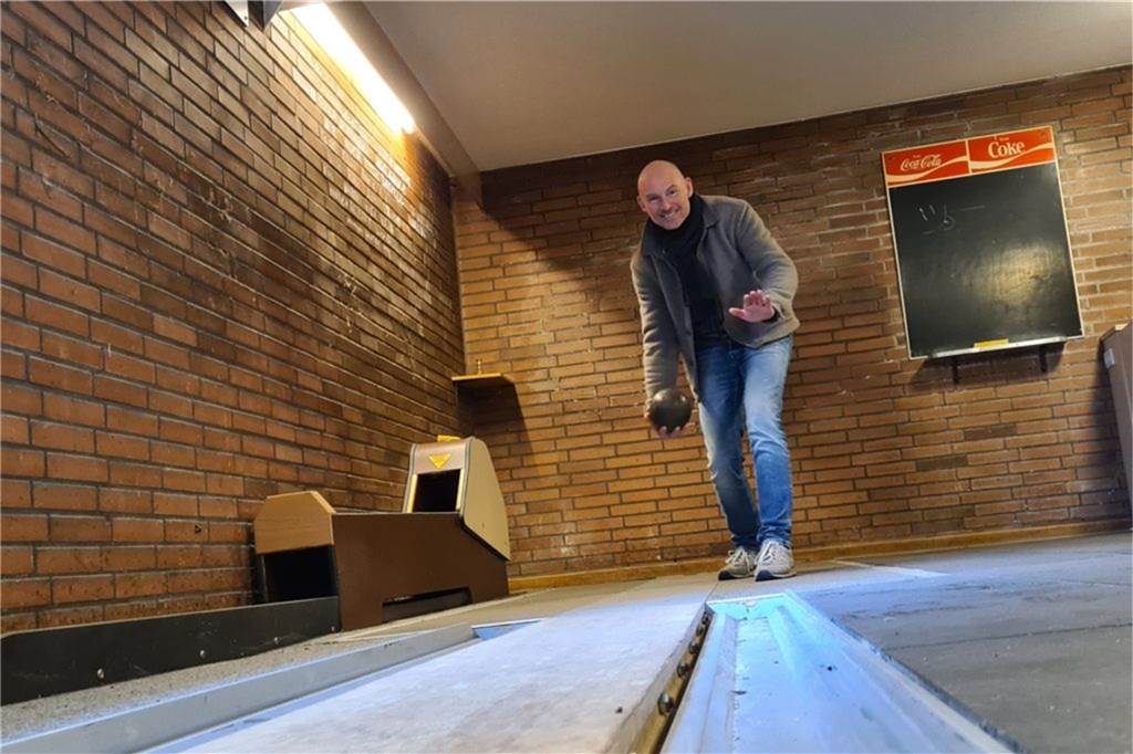 Die Kegelbahn im Erdgeschoss, bis 1964 noch ein Schweinestall, funktioniert noch immer, wie Bürgermeister Franz-Josef Weilinghoff mit einem Probewurf unlängst bewiesen hat.