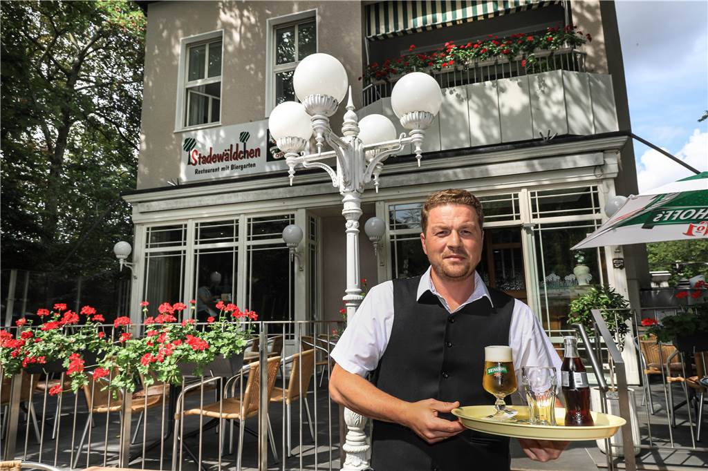 Das sind die schönsten Biergärten in Dortmund – Übersicht, Check und Karte Die Kellner sind schick gekleidet, und auch das Publikum ist gehoben.