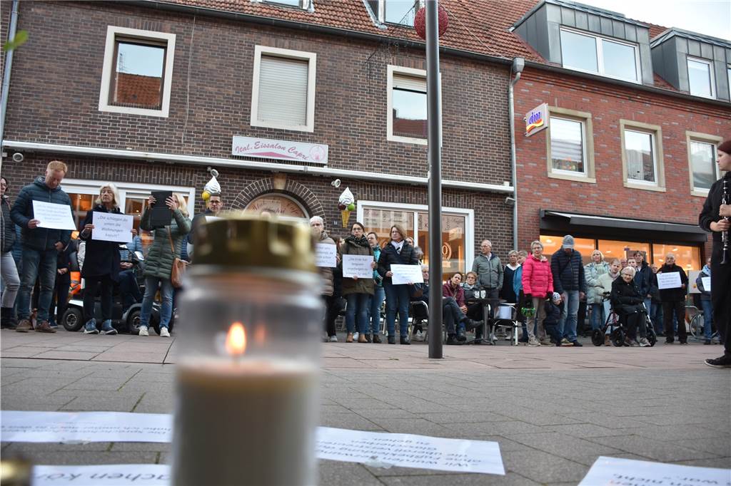 Das wahre Gesicht des NS-Regimes: Erinnerung an die Pogromnacht Die Kerzen am ehemaligen Standort der Ahauser Synagoge brannten noch weiter, als die eigentliche Gedenkveranstaltung schon beendet war. Gut 80 Personen erinnerten mitten in der Fußgängerzone an die Opfer der Pogromnacht 1938.