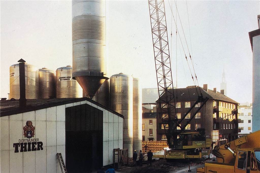 Warum unter der Thier-Galerie fünf große, leere Hallen begraben liegen Die Kfz-Halle (links) auf dem Gelände der Thier-Brauerei 1978. Sie wurde bei der Erweiterung der Tiefkeller 1984 abgerissen. Auf ihrem Standort wurden auch Gär- und Lagertanks aufgestellt. Im Hintergrund: Das Eckhaus Potgasse / Silberstraße, das auch heute noch steht.