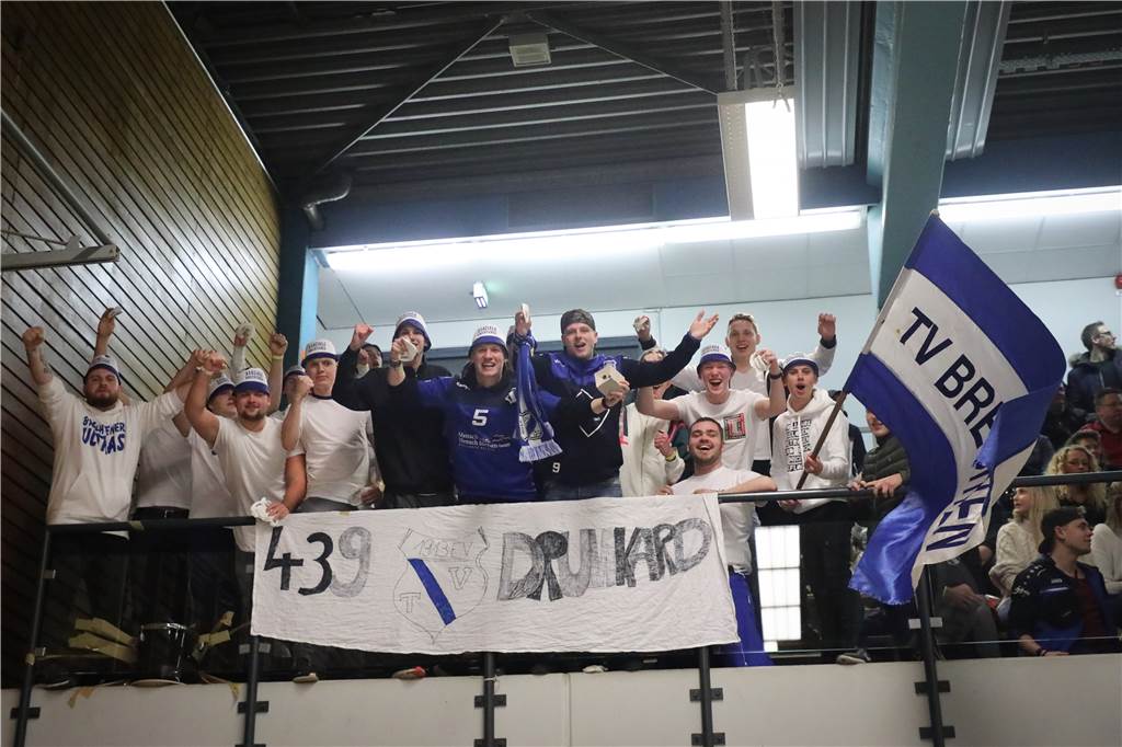 Mit Fanmarsch und unter Flutlicht: B-Liga-Spitzenspiel startet zur Primetime Die Kicker des TV Brechten wurden bei der Hallenstadtmeisterschaft leidenschaftlich von ihren Fans unterstützt.