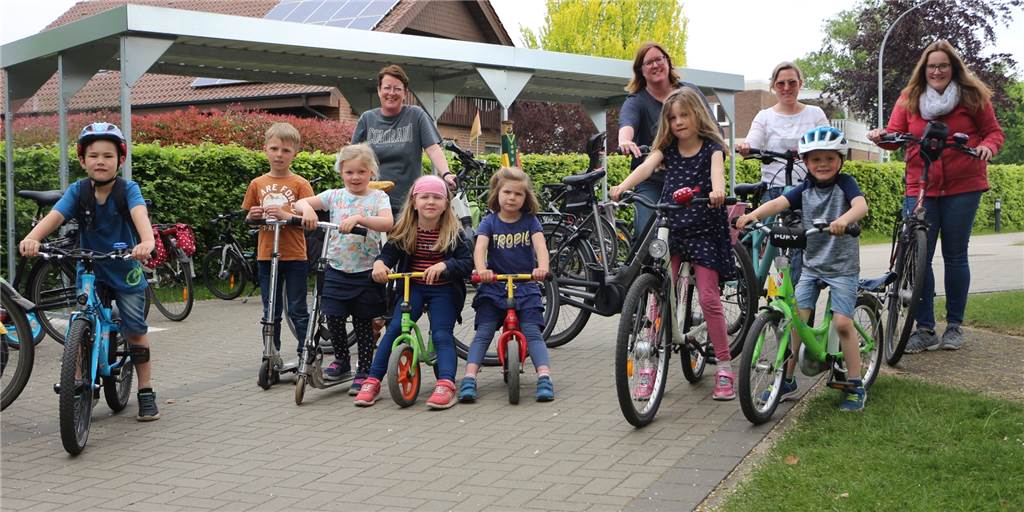 Radler meistern 17 Mal die Tour de France – mit den Kids im „Gelben Trikot“ Die Kids vom Kindergarten St. Vitus mit „Anhang“ haben die Marke von 20.000 Kilometern insgesamt geknackt. 167 Teilnehmer stark war die Gruppe.