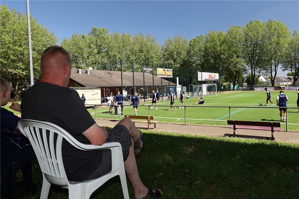 Die Kiebitze beim Auftakt-Training des SV Wacker Obercastrop stellten um 12 Uhr die Plastikstühle auf die Rasen-Tribüne - im Schatten.