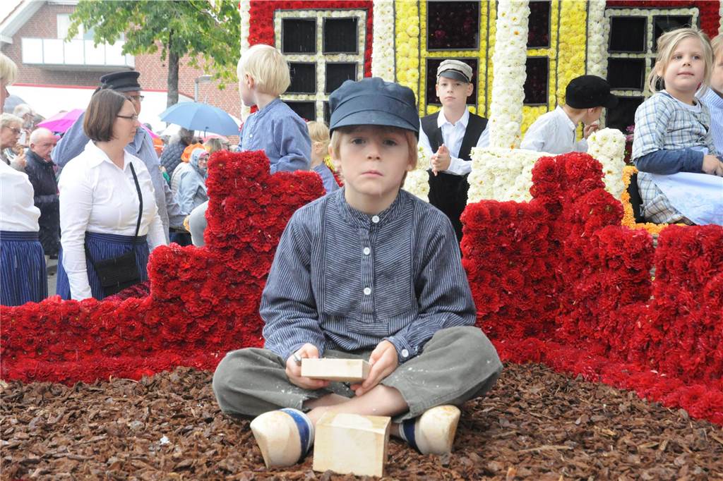 97 Jahre Blumenkorso: Wie ein ganzes Dorf für und vom Korso lebt Blick auf einen Blumenkorsowagen.