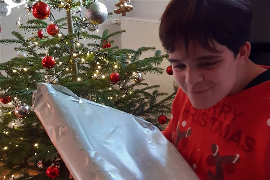 Kindern einen Weihnachtswunsch erfüllen: Wunschkugelaktion startet wieder Die Kinder der Kinderheilstätte hängen ihre Wünsche an den Wunschkugelbaum. Wer möchte, kann ihren Wunsch wahr werden lassen.