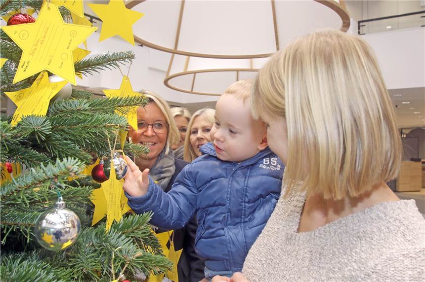 Wunschbaum-Aktion: Diese Wünsche hängen 2019 am Weihnachtsbaum in der Sparkasse Die Kinder der Kita Auf dem Berg schmückten am Dienstag den Weihnachts-Wunschbaum. Mit dieser Gemeinschaftsaktion unterstützen Jugendamt, Mittelstandsvereinigung und Runder Tisch "Wir in Werne" hilfsbedürftige Familien.
