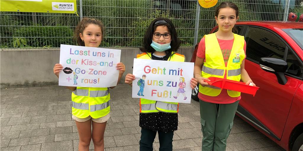 Polizei-Aktion in Lünen: Gegen Elterntaxis und für „Kiss and go“-Bereiche Die Kinder der Klassen 4a und 4b an der Overberg-Grundschule in Lünen möchten, dass Eltern sich rücksichtsvoller verhalten und zu Fuß ihre Kinder zur Schule bringen.