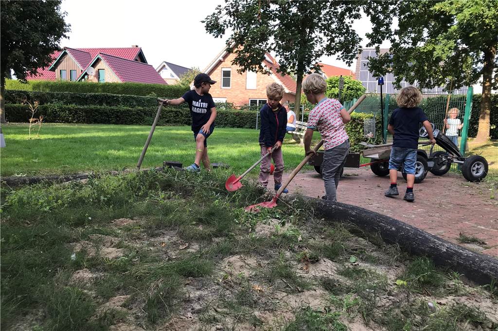 Kinderspielplatz am Mühlenbach in Legden wartet auf spielende Kinder Die Kinder der Nachbarschaft hatten vergangenen Sommer unter gelockerten Coronabedingungen schon mal selber Hand angelegt, weil sie endlich wollten, dass etwas passiert.