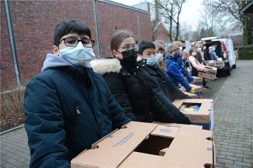 Highlights der Woche: Impfstoff bleibt liegen, Hunde bekommen eine Wiese Die Kinder der Paulus-van-Husen-Schule in Legden und Rosendahl haben für die Tafel gesammelt.
