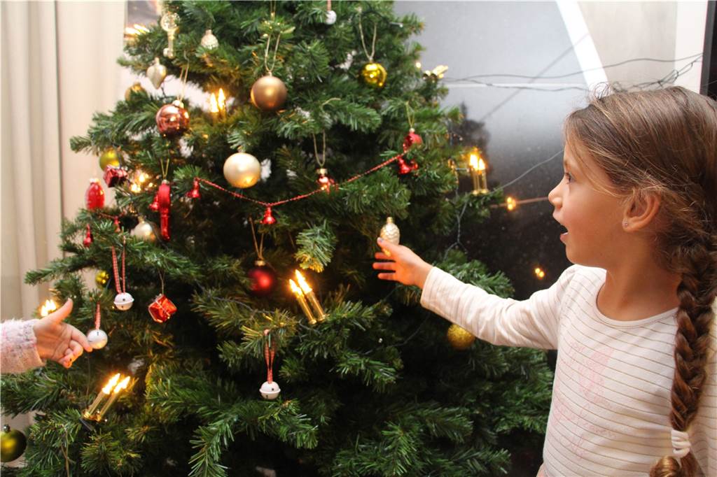 Familie Macit lebt Weihnachten das ganze Jahr über, und das hat nichts mit Religion zu tun Die Kinder freuen sich, dass sie zwei Tannenbäume haben: zuhause in Selm und hier im Haus Dörlemann, der Borker Dorfkneipe.