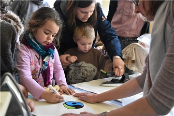 Die Kinder haben eine Menge gelernt. Hier bemalen sie Taschen mit dem Fairtrade-Logo. Das Siegel hätten die Kinder mittlerweile auch beim Einkaufen schon entdeckt, wie Kindergärtnerin Stefanie Hoffmann erklärt.