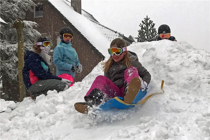 Liveblog zum Nachlesen: Alle Fotos, Videos, Links und Informationen Die Kinder haben sichtlich Spaß im Schnee.