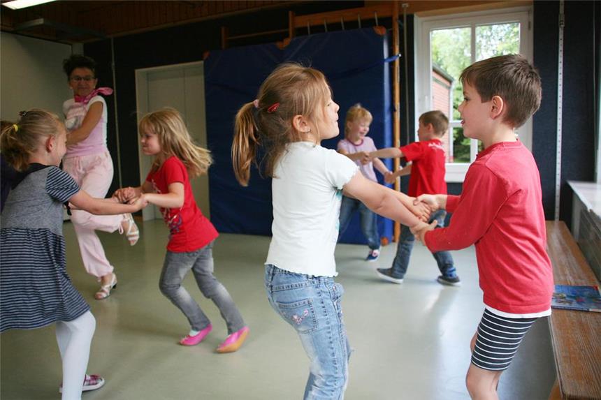 Kinder lachen, singen und tanzen mit Brigitte Weiß Die Kinder haben Spaß an der Bewegung.